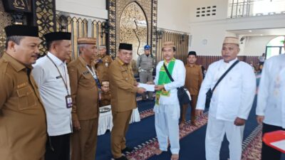 Wakil Bupati Gorontalo, Hendra Hemeto Melepas Jamaah Calon Haji dalam Suasana Haru