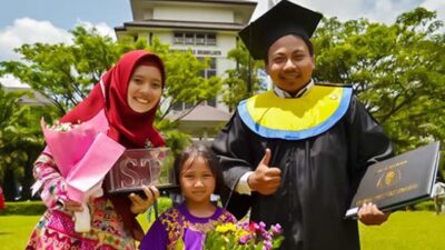 Souvenir Wisuda, Riz plakat