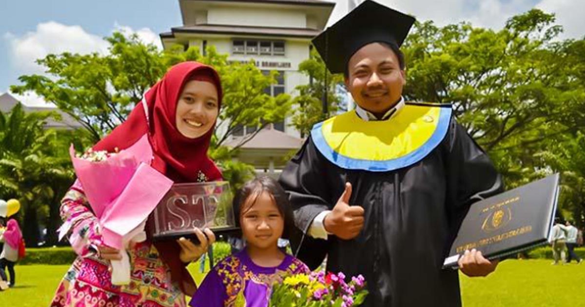 Souvenir Wisuda, Riz plakat