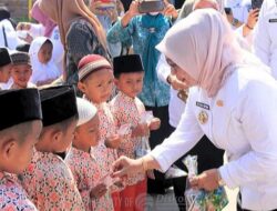 Hari Anak Nasional, Plt Bupati Labuhanbatu Serahkan KIA