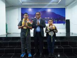 Bupati Toba Jamu 2 Pelajar Peraih Medali Perak OSN Tingkat Nasional