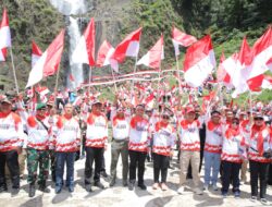 Jelang HUT Kemerdekaan RI ke 79, Pemkab Asahan Kibarkan Bendera Merah Putih Dilokasi Wisata Air Terjun Ponot