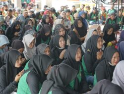 Bupati Surya Serahkan Pakaian dan Perlengkapan Kerja THL DLH Asahan