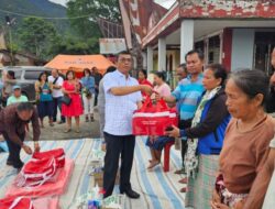 Pemkab Toba Berikan Bantuan Sosial kepada Korban Kebakaran