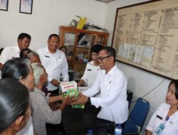 Lansia dan Pralansia di Toba Diberi Susu Tinggi Kalsium