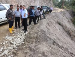 Bupati Toba Tinjau Perbaikan Jalan Didaerah Terpencil