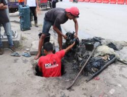 Sejumlah Gorong-gorong di Balige Dibersihkan