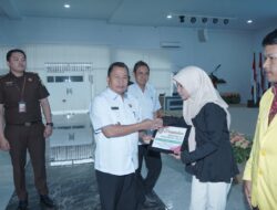 Pemkab Asahan Serahkan Beasiswa Bagi Mahasiswa Berprestasi dari Keluarga Tidak Mampu