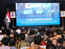 Pemerintah Serahkan 1.120 Sertipikat Tanah untuk Transmigran di Sukabumi, Wamen Ossy: Ini Pengakuan Negara