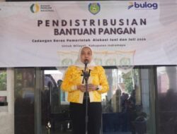 Pemerintah Kabupaten Indramayu Salurkan Bantuan Pangan Beras di Desa Sudimampir