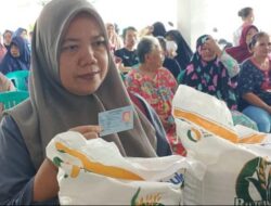Bulog Menyalurkan Bantuan Beras Ke Penerima Bantuan Pangan (PBP) di Desa Dermayu