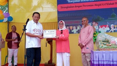 Gubernur Gorontalo Gusnar Ismail Serahkan Bantuan Rp10 Juta untuk Masjid A.A. Wahab SMA Negeri 1 Kabila
