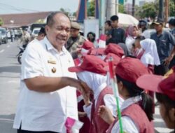 Jelang HUT Kemerdekaan,  Bupati Asahan Bagi-bagikan Bendera Merah Putih