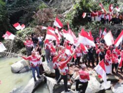 Sambut HUT RI Ke 80, Ratusan Bendera Merah Putih Berkibar di Air Terjun Simonang-monang
