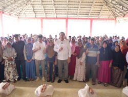 Gubernur Gorontalo Gusnar Ismail Salurkan Bantuan Pangan, Warga Modelomo: Sangat Membantu