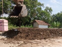 Proyek Pendalaman Sungai di Sepanjang Jalan Raya Sudimampir Sebabkan Kemacetan dan Bau Tak Sedap