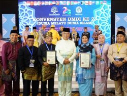 Endang Syah Afandin Terima Anugerah Tun Fatimah pada Konvensyen Dunia Melayu Dunia Islam