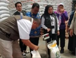 Bulog Indramayu Tambah Minyak Goreng dalam Bantuan Pangan untuk Stabilkan Harga