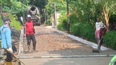 Kualitas Pembangunan Betonisasi Jalan Desa Karang Tumaritis Jadi Sorotan 