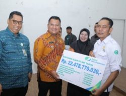 Wabup Asahan Serahkan 4.900 Kartu BPJS Ketenagakerjaan Bagi Pekerja Rentan