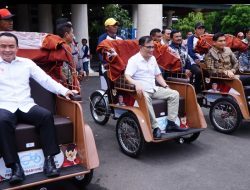 Presiden Prabowo Subianto Serahkan Bantuan Becak Listrik di Indramayu   