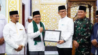 Sekda Amril Pimpin Tim II Safari Ramadhan di Stabat, Serahkan Hibah Rp20 Juta untuk Masjid