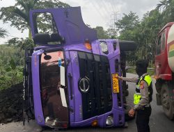 Truk Batu Bara Terbalik di Tanah Bedantung, Arus Lalu Lintas Macet 800 Meter