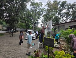 Kepala Disdik Asahan Bersama Jajaran Bersih-bersih Lingkungan Kantor
