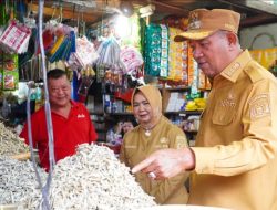 Bupati Syah Afandin Sidak Pasar Baru Stabat, Pastikan Harga Sembako Terkendali Jelang Idul Fitri