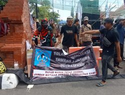 Demo Kompi Berujung Anarkis: Alun-Alun Indramayu Jadi Sasaran Amuk Massa, Fasilitas Publik Hancur