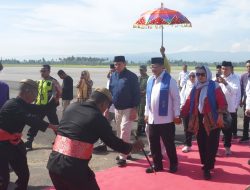 Kunjungan Perdana ke Gorontalo, Wamen Transmigrasi Viva Yoga Disambut Tradisi Mopotilolo