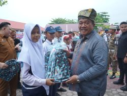 Bupati Asahan Serahkan Souvenir kepada 100 Pelajar di Hardiknas 2026