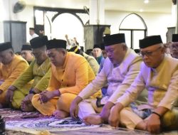 Bupati dan Wakil Bupati Gorontalo Salat Idul Adha Bersama Masyarakat, Serahkan Sapi Kurban di Masjid Agung Baiturrahman