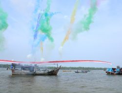Bendera Merah Putih Berukuran Besar Terbentang di Muara Selat Malaka