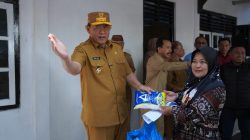 Dongkrak Ekonomi di Musim Kemarau, Gubernur Gorontalo Gusnar Ismail Salurkan Bantuan UMKM Rp705 Juta di Limboto
