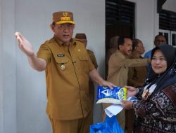 Dongkrak Ekonomi di Musim Kemarau, Gubernur Gorontalo Gusnar Ismail Salurkan Bantuan UMKM Rp705 Juta di Limboto