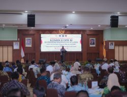 Serahkan Sertipikat Aset BMD dan BUMD Pemprov Kalsel, Wamen Ossy: Perkuat Kepastian Hukum Aset Daerah