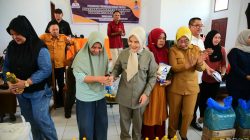 Serahkan Bantuan UMKM di Kwandang, Wagub Idah Syahidah Minta Pelaku Usaha Terus Berinovasi