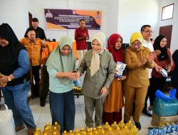 Serahkan Bantuan UMKM di Kwandang, Wagub Idah Syahidah Minta Pelaku Usaha Terus Berinovasi