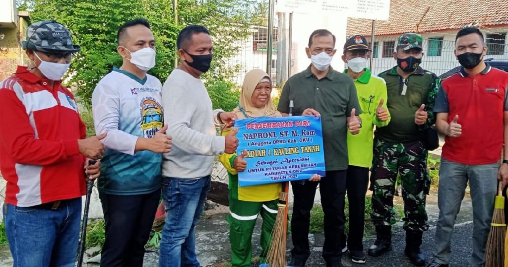 Naproni, ST., M.kom Serahkan Secara Simbolis Satu Kapling Tanah ke Bu Maryati