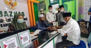 Bupati Surya Serahkan Zakat Malnya ke Baznas Asahan