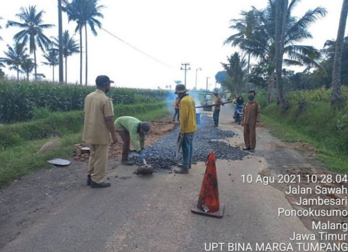 Dinas PU Bina Marga Lakukan Perbaikan Jalan di Poncokusumo