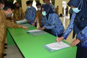 Bupati Gorontalo Serahkan SK ke 96 Pegawai Pemerintah dengan Perjanjian Kerja