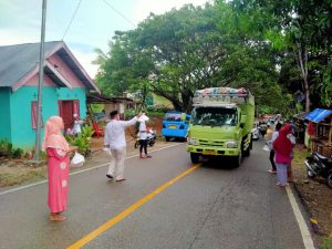 Tebar Kebaikan, Siswanto Biki Bagi-bagi Takjil ke Pengguna Jalan