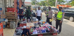 Kapolsek Kandanghaur Giat OPS Yustisi dan Berikan Himbauan Pencegahan Penyebaran Covid-19 di Pasar Cilet