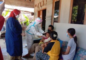 Polsek Kroya Sambangi Korban Covid-19