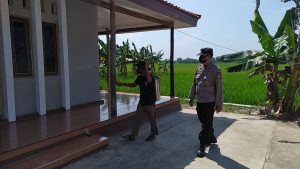Polsek Sliyeg Bersama Pemdes Laksanakan Penyemprotan Desinfektan