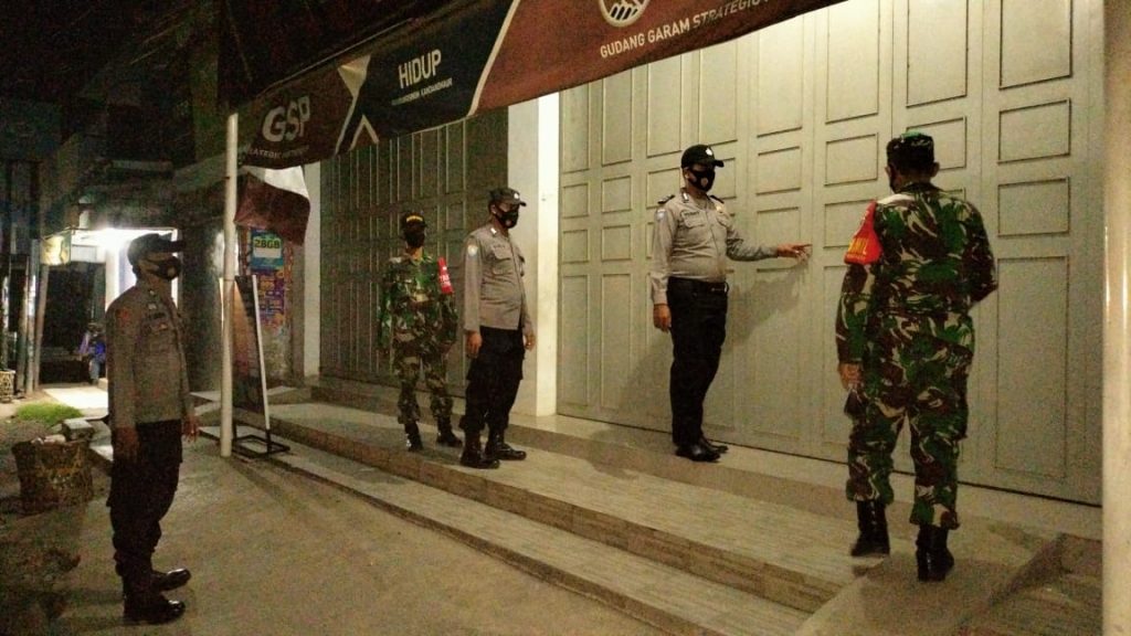 Polsek Kandanghaur Bersama Unsur Tiga Pilar Laksanakan Pendisiplinan PPKM