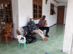 Bhabinkamtibmas Polsek Sukagumiwang Laksanakan Himbauan Prokes