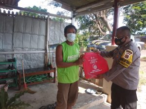 Polsek Indramayu Bagikan Daging Kurban di Kelurahan Bojongsari